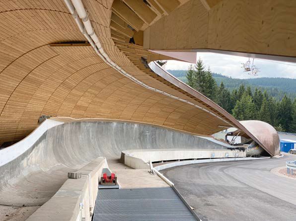 Die hochkomplexe Rennschlittenbahn ist zu 75 Prozent überdacht und überwindet einen Höhenunterschied von knapp 100 m. Die Überdachung der Anlage ist weitestgehend stützenfrei ausgeführt. Damit erfüllt sie moderne Ansprüche von Besuchern und Fernsehteams an optimale Sichtfreiheit. Auf der Innenseite erhält die neue Dachschale eine Holzleistenschalung.