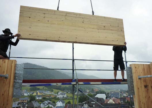 Die 1,20 m hohen BSP-Querträger wurden als Rahmenriegel über Stahlbleche und Passbolzen biegesteif an die Eckstützen angeschlossen.