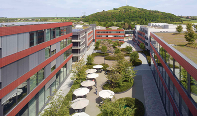 Durchzogen von parkähnlichen Grünflächen bietet der neue Vector Campus viel Aufenthaltsqualität. Die Organisation der Büros in zwei getrennte Riegel ermöglicht eine natürliche Belichtung der Räume.
