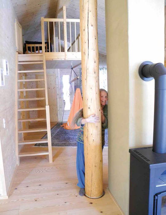 Ein Baumstamm mitten in der Wohnung lädt zum Umarmen ein. 
