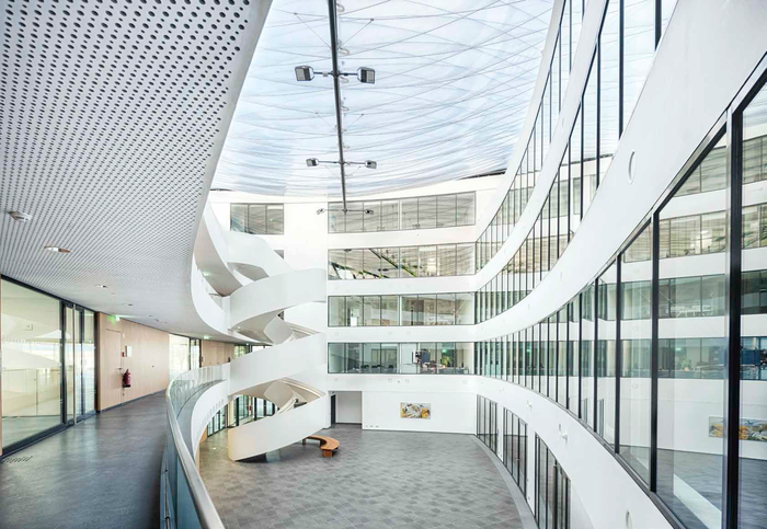 Blick in das Atrium des Lilien­thalhauses mit tranparenter Folienkissenüberdachung.