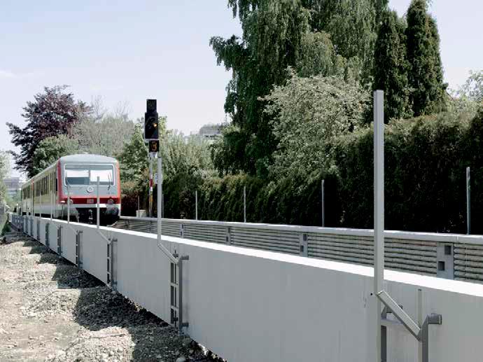 Die Montage der Lärmschutzwände entlang der 1,6 km langen Strecke für das Pilotprojekt in Burghausen dauerte nur 18 Stunden.
