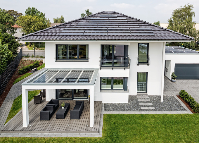 Das Plusenergiehaus von Süden: Die MS 5 2Power-Module von Nelskamp sind in die Dachfläche integriert.