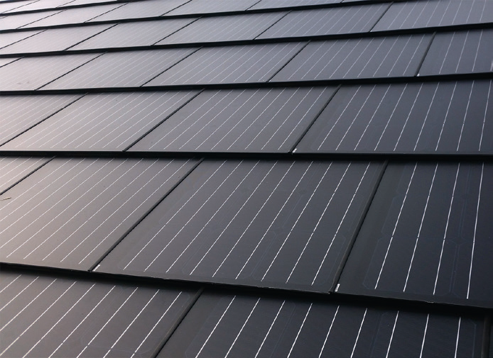 Die PV-Dachschindeln von SolteQ bestehen aus Glas mit integrierten, hochwertigen monokristallinen Zellen.