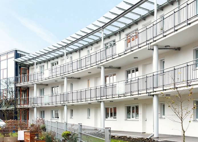 Geeignet als Wohnungstür in Laubengängen: Die Außentür „Teckentrup DF iso+“ vereint Wärme-, Schall und Einbruchschutz in einem Element.
