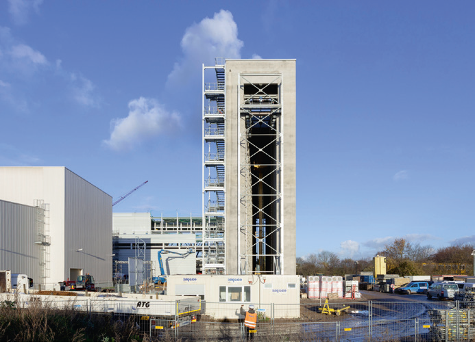 Hochregallager und Produktionshalle