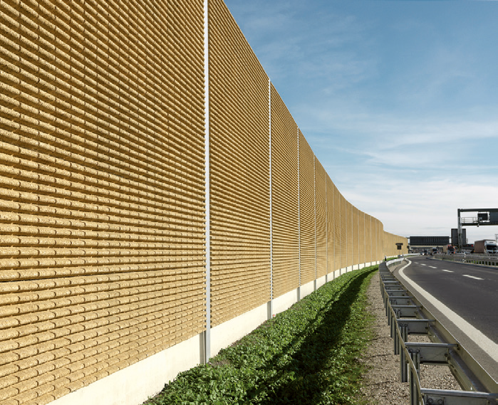 Hochabsorbierende Lärmschutzwände aus Beton sorgen für mehr Ruhe im Münchner Umland.