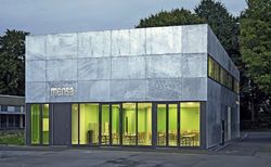 Ein Werkstoff für die Fassade: Tragkonstruktion, Bekleidung, Verbindungs- und Befestigungselemente dürfen feuerverzinkt ausgeführt werden.