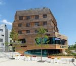Das Wälderhaus ist das erste Gebäude in der bauordnungsrechtlichen Gebäudeklasse V, dessen Außenhülle und Obergeschosse in (Massiv-)Holz ausgeführt wurden.