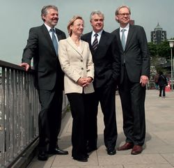 Gemeinsam stark gegen den Fachkräftemangel (v.l.n.r.): Dipl.-Ing. Hans-Jochen Hinz (LSBG), Ulrike Riedel (Hamburger Hochbahn AG), Frank Horch (Wirtschaftssenator FHH) und der Präsident der Hamburgischen Ingenieurkammer-Bau, Peter Bahnsen.