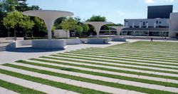 Ein heller und freundlicher Blick über die begrünte Stufenanlage zum Staatstheater: der Georg-Büchner-Platz in Darmstadt.