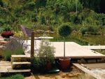 Silvadec-Dielen sind dank ihrer Rutschfestigkeit und Beständigkeit gegen Chlor- und Salzwasser besonders für Außenanlagen am Wasser geeignet.