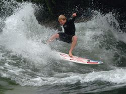 Der Münchner Eisbach ist Attraktion für Surfer weltweit – und ein faszinierender Anziehungspunkt für Zuschauer, die den Surfern – hier Gerry Schlegl – bei ihrem Sport zuschauen.