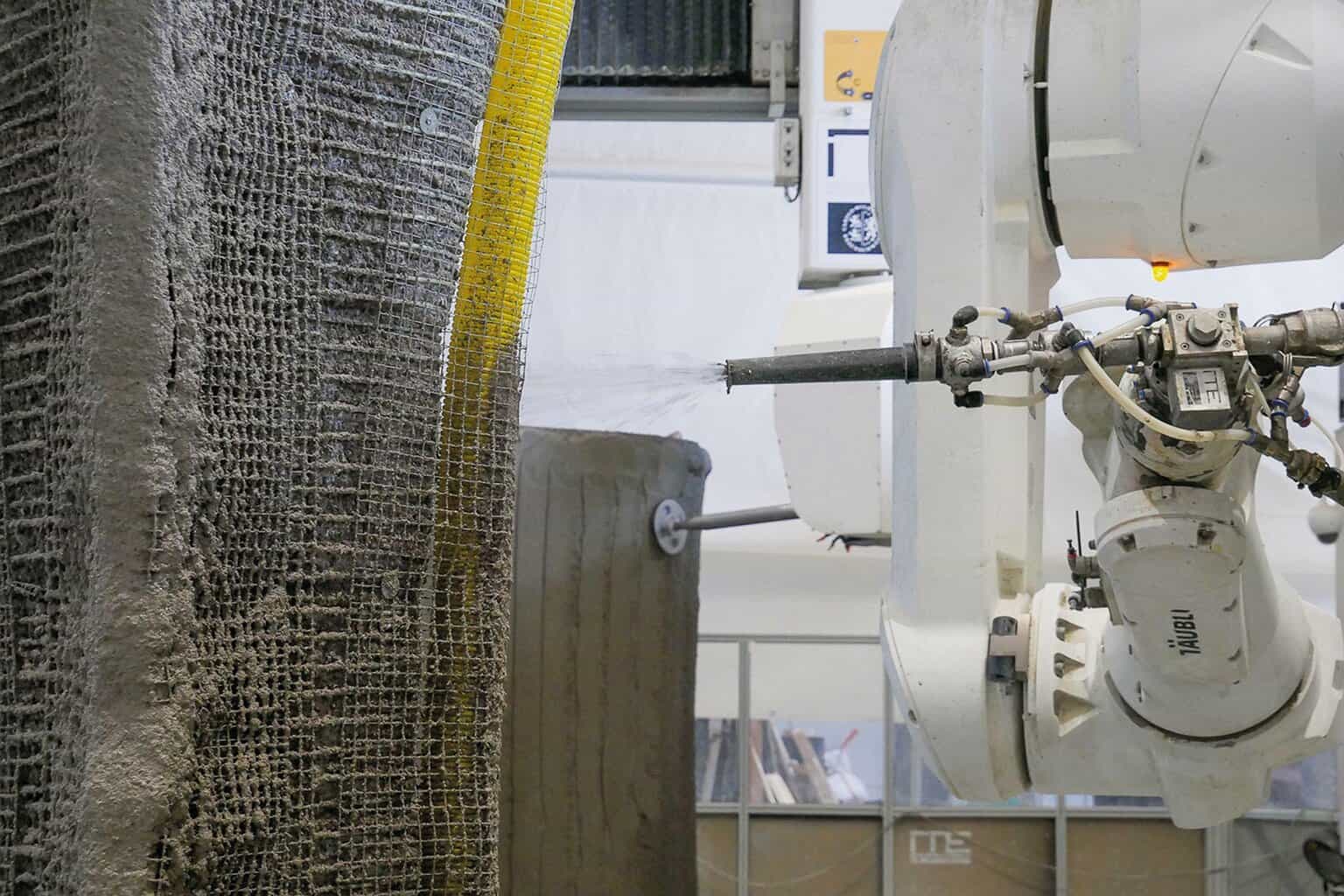 Digitale Fertigung von bewehrten Betonbauteilen im kombinierten Prozess aus Shotcrete 3D Printing (SC3DP) und präziser Oberflächenbearbeitung durch CNC-Fräsen. Quelle: TRR 277 AMC/Janna Vollrath