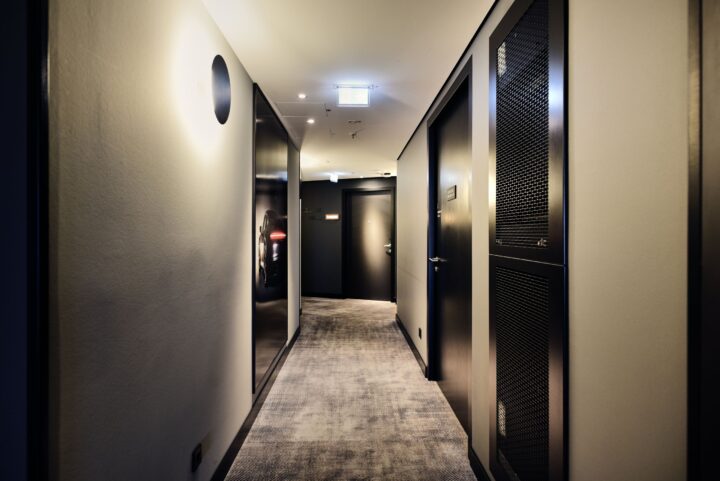 Im Bereich der Hotelflure wurden im neuen Stuttgarter Porsche Design Tower Novoferm-Türen der Serie NovoPorta Premio verbaut, die sich nahtlos in das architektonische Konzept einfügen. © Novoferm/ Nico Walke