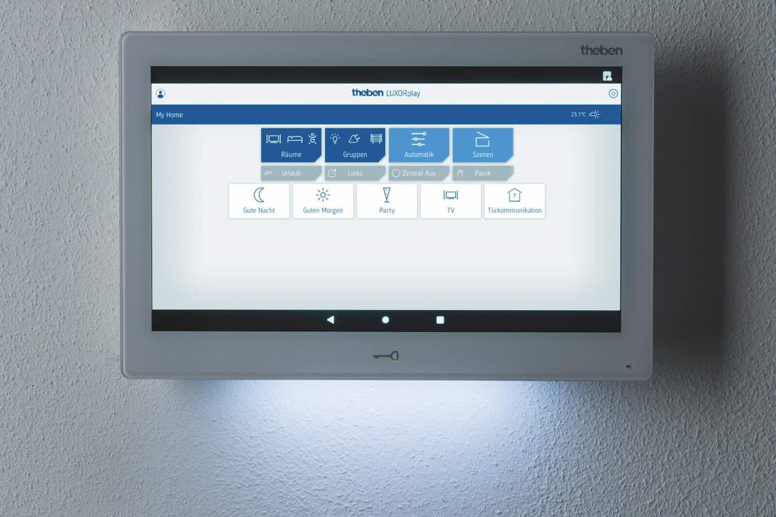 Die LED-Beleuchtung an der Unterseite des Panels soll zusätzlich für Orientierung sorgen. Foto: Theben AG