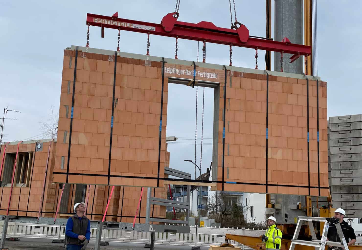 Mit den vorgefertigten Ziegel-Wandelementen verkürzt sich die Bauzeit erheblich. Präzise Vormontage, exakte Materialplanung und schnelle Montage sollen für wirtschaftliche Abläufe, hohe Ausführungssicherheit und eine saubere, effiziente Baustelle sorgen. © Foto: Leipfinger-Bader