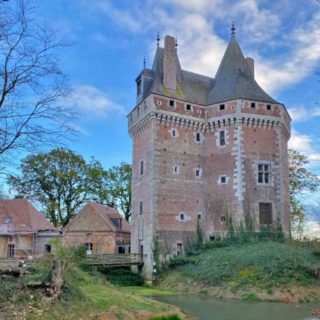 Nah am Wasser gebaut: Der spätgotische Turm von Thevray in der Normandie war einst Teil einer Wehranlage. © Stirnberg Esteve Architectes/Veinal