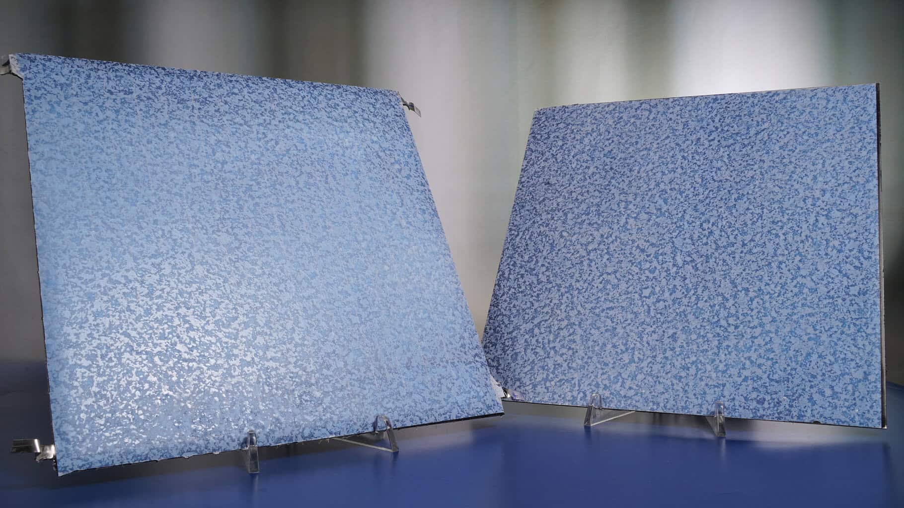 Mit Dekorfolie kaschierte, frei kombinierbare Fassadenelemente – links ein PV-Modul und rechts ein Blechfassadenelement ohne PV-Funktionalität. © Fraunhofer FEP / Finn Hoyer