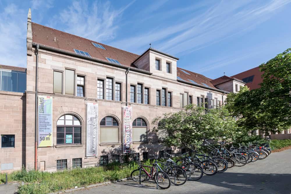 Das Künstlerhaus Nürnberg ist Zeuge von über 100 Jahren wechselhafter Zeitgeschichte: Vom Parteiheim der Nationalsozialisten über einen Club der amerikanischen Streitkräfte bis hin zum selbstverwalteten Jugendtreff reicht die bewegte Historie. © Uwe Mühlhäuser