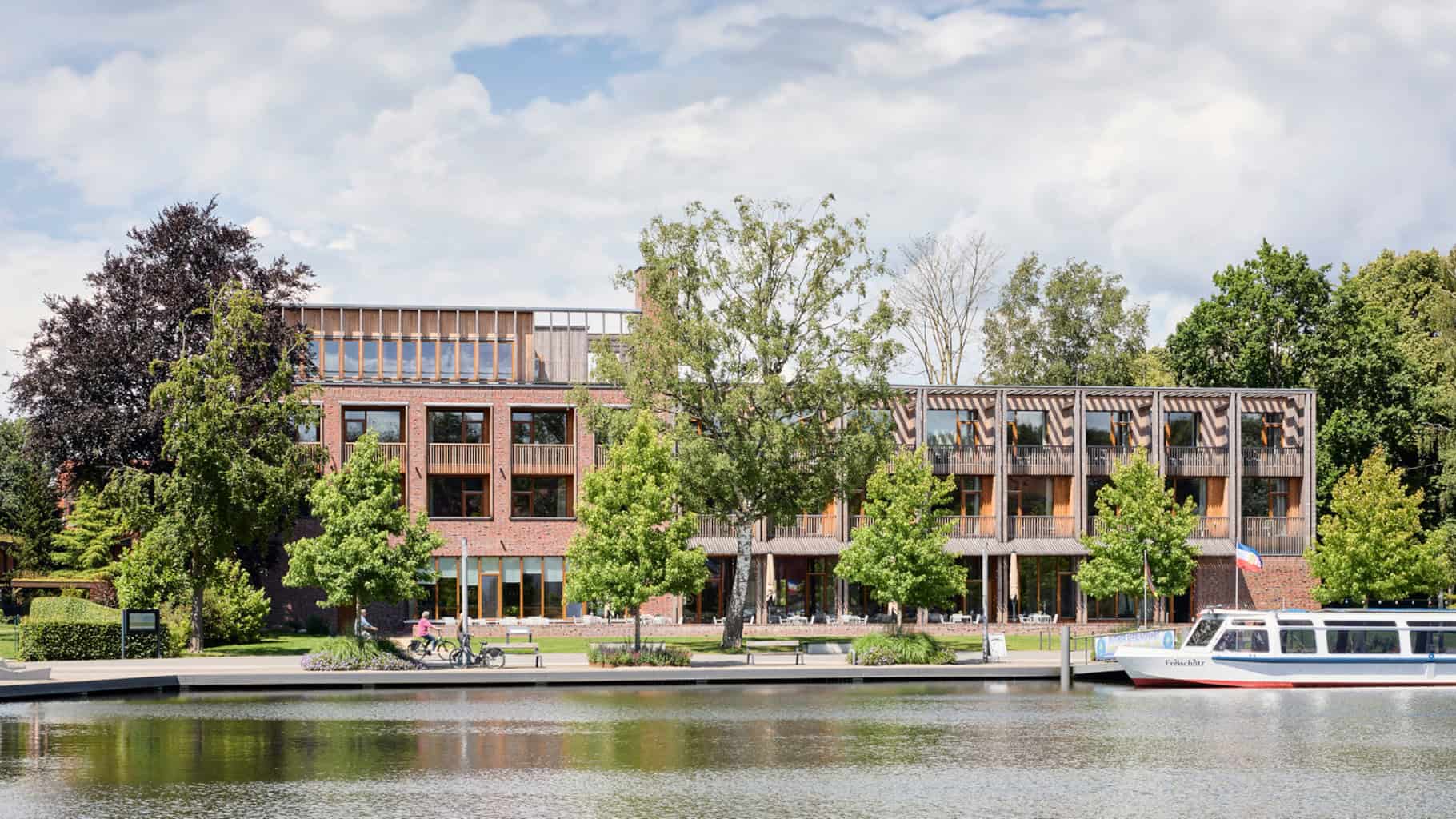 Über den Eutiner See hinweg haben Hotelgäste der SeeLoge einen freien Blick bis zum Schloss. © Schörghuber