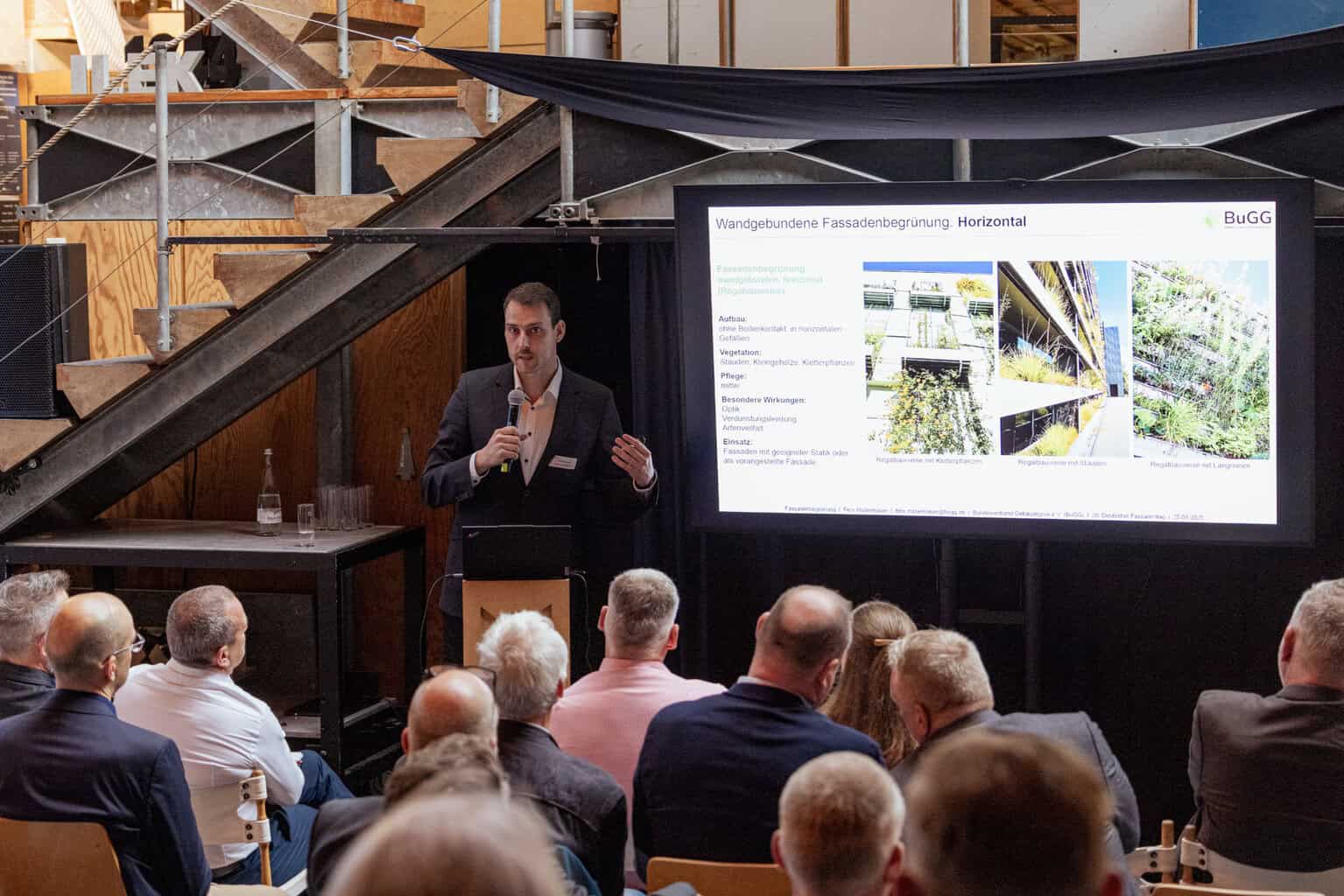 Felix Mollenhauer (Bundesverband GebäudeGrün e. V.) erläuterte die vielfältigen Wirkungen und Systeme der Fassadenbegrünung. © FVHF/Dennis Neuschaefer-Rube