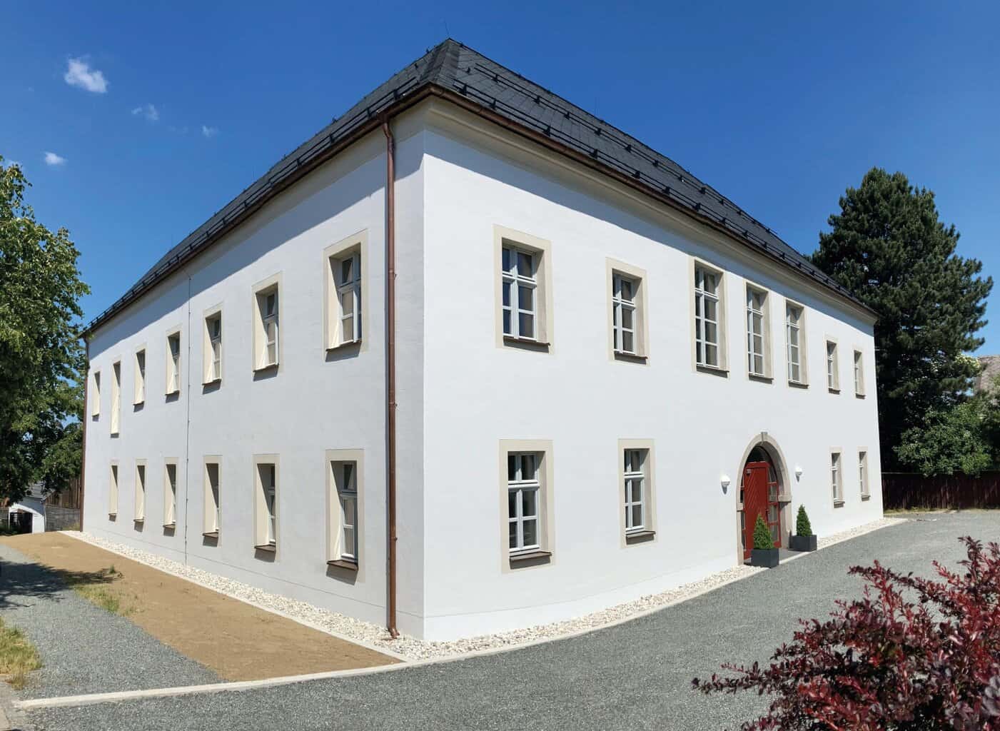 Dank aufwendiger Rundum-Sanierung erstrahlt das „Neue Schloss“ in Waldthurn in altem Glanz. Auf die Außenwände wurde die innovative Spritzdämmung „maxit ecosphere“ aufgebracht, vor dem Finish mit „maxit Solarfarbe“. © Foto: Maxit-Gruppe