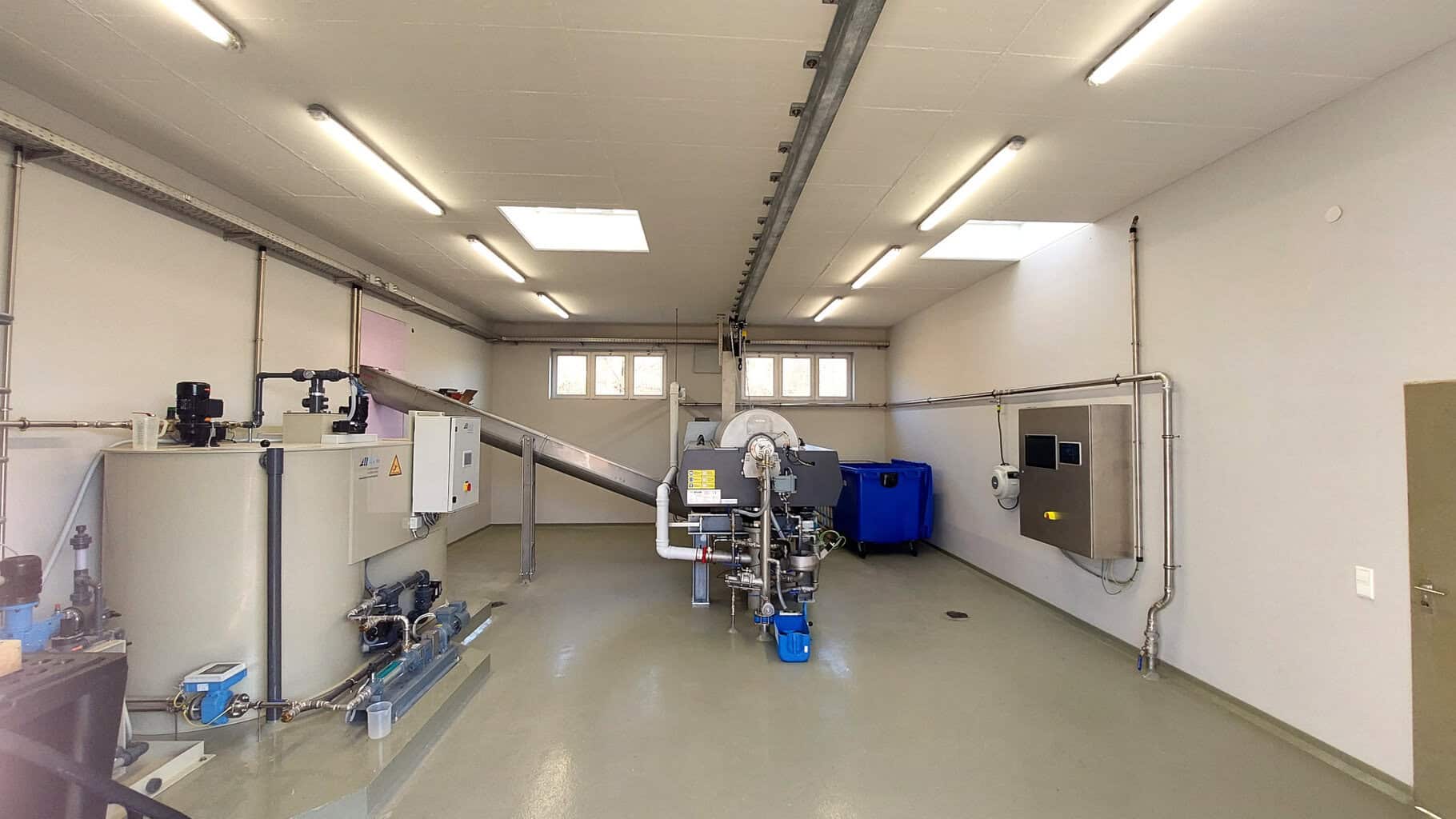 Sanierte Schlammentwässerung der Kläranlage in Murg: 200 Quadratmeter Boden sind überarbeitet mit dem Epoxy-Hybrid-System „StoFloor Industry EH 200“ und dem Beschichtungssystem „StoFloor Industry Elastic WHG Deck 100“. © StoCretec GmbH