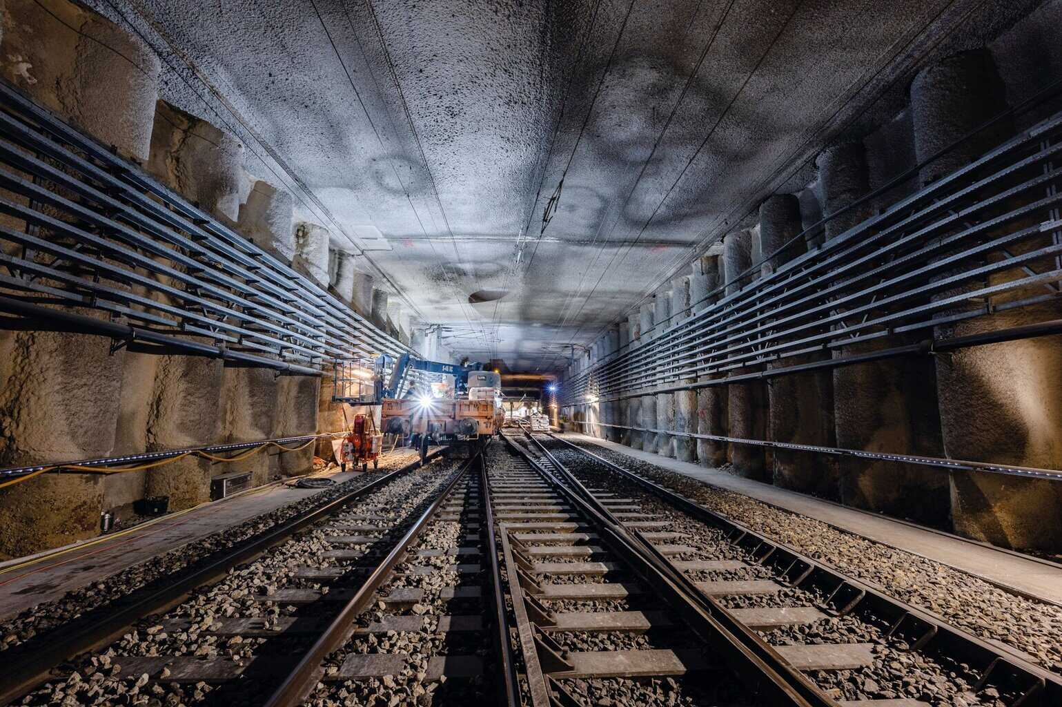 Abbildung 1: Die Geometrie des Zubringertunnels am Flughafen Wien führte zur Entscheidung, für die Sanierungsarbeiten einen Brandschutzputz zu verwenden. Foto: maxit