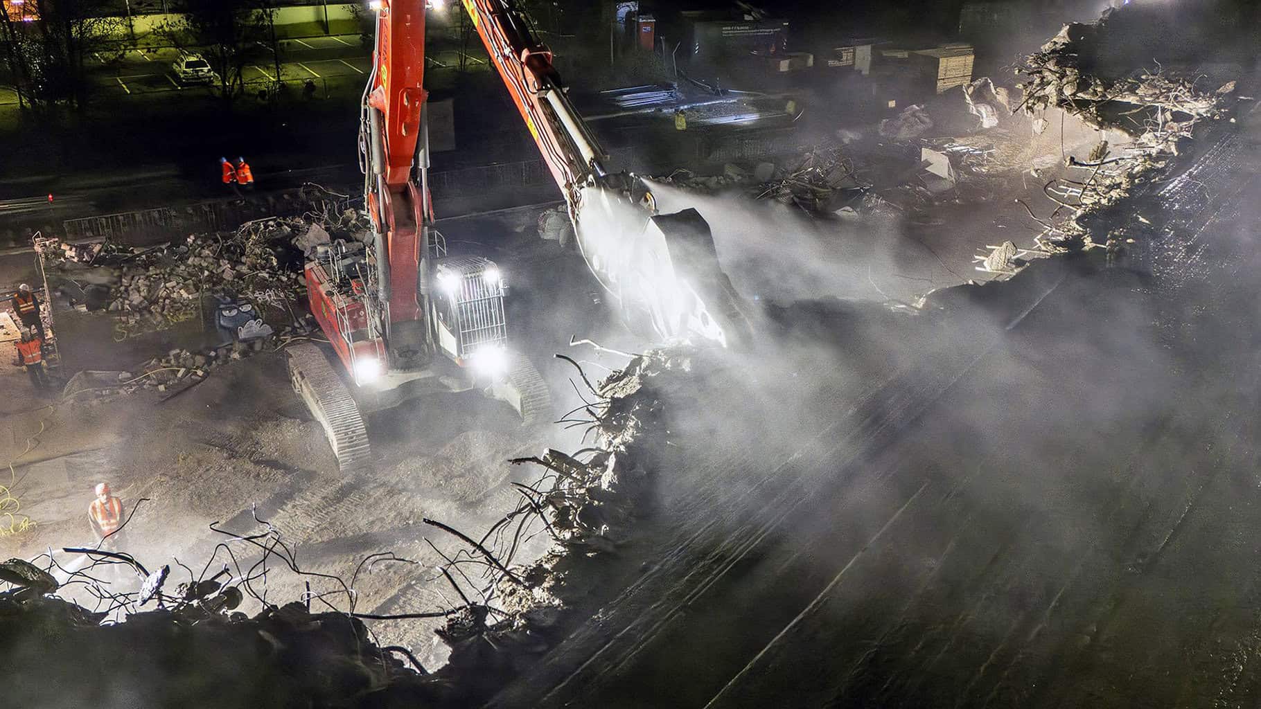 90-Tonnen-Bagger auf der Baustelle im Nachteinsatz – Schwertransport, Lärmschutz und Nachtarbeit wurden im Eiltempo genehmigt. © Jost Listemann | TIME:CODE:MEDIA