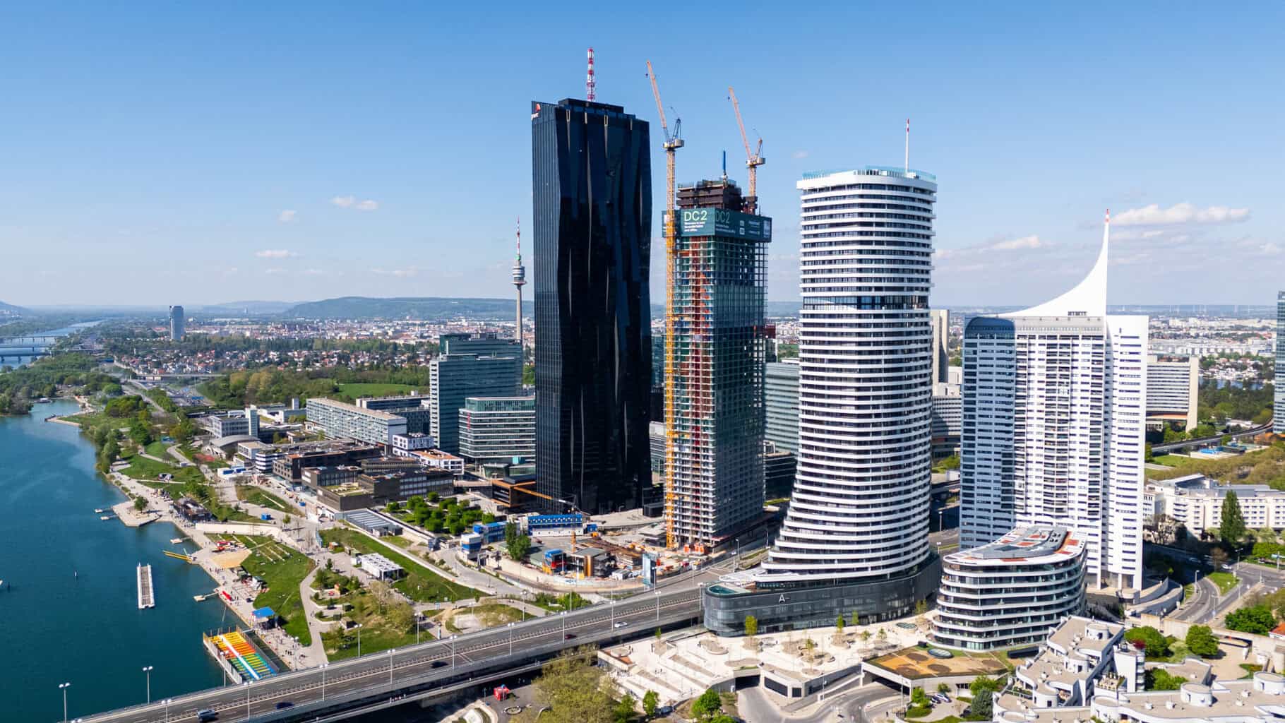 Als Abschluss eines Wohngebiets ist Danubeflats als höchster Wohnturm Österreichs ein markanter Blickfang neben der Reichsbrücke und direkt am Ufer der Neuen Donau. Im Gegenüber mit dem schwarzen Bürohochhaus auf der anderen Straßenseite entsteht eine Torsituation, durch die die Autobahn führt. © Bild: Schöck Bauteile Ges.m.b.H. /J. Lindengrün