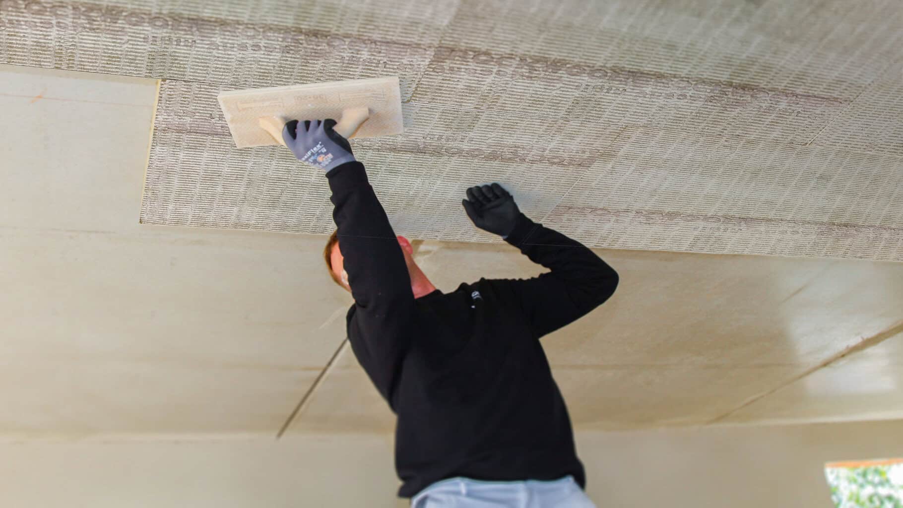 Andrücken der Dämmplatten. © Heck Wall Systems