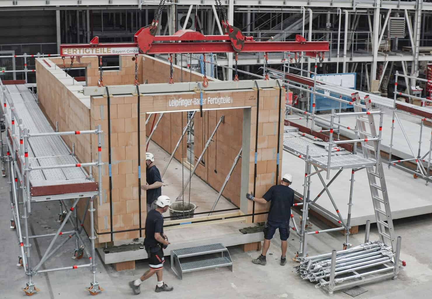 Aufbau der Module in Pfeffenhausen: Sie sind als Lösung in massiver Ziegelbauweise mit Holzboden und -decke oder mit Betonbodenplatte und Holzdecke lieferbar. © Leipfinger-Bader