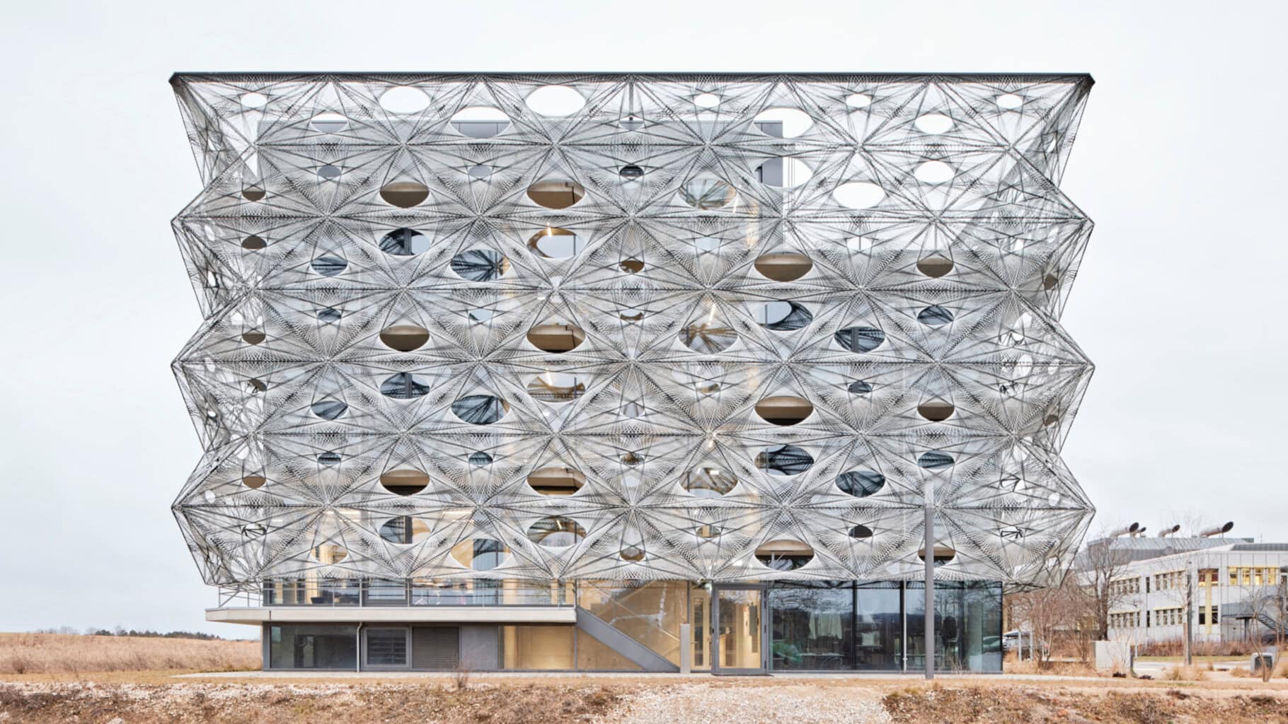 Außen ein Statement aus robotisch gefertigten Fasern: Die Sekundärfassade des Texoversums in Reutlingen ist mehr als ungewöhnlich. Im Inneren sorgen Hörmann Tür- und Torlösungen für den erforderlichen Brandschutz. © Hörmann / Laura Thiesbrummel