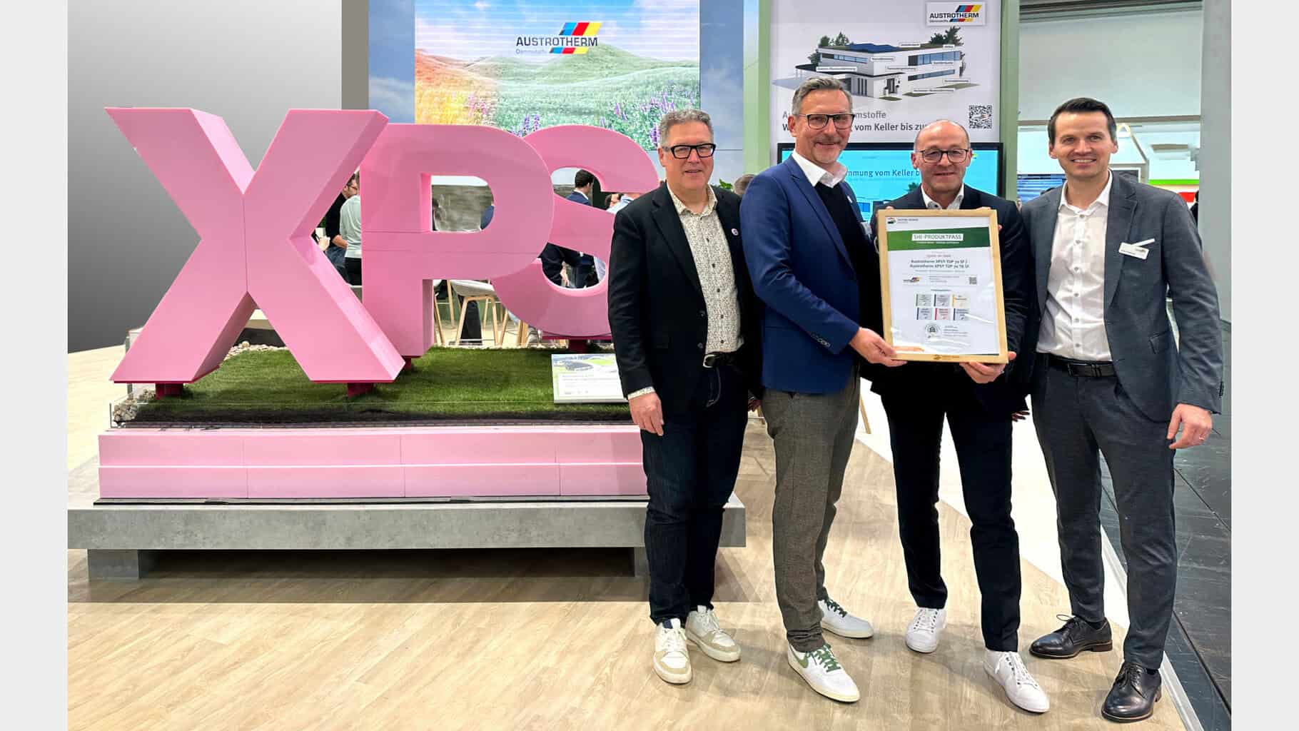 Austrotherm nahm auf der Weltleitmesse BAU in München das SHI-Zertifikat entgegen. V.l.n.r.: . Johannes Kreißig, Geschäftsführer der DGNB GmbH, Ralf Kärger, Geschäftsführer der Sentinel Holding Institut GmbH, Alexander Sinner, Geschäftsführer Austrotherm Dämmstoffe GmbH, Heimo Pascher, Geschäftsführer Austrotherm GmbH Gruppe. © Austrotherm / Sentinel Holding Institut