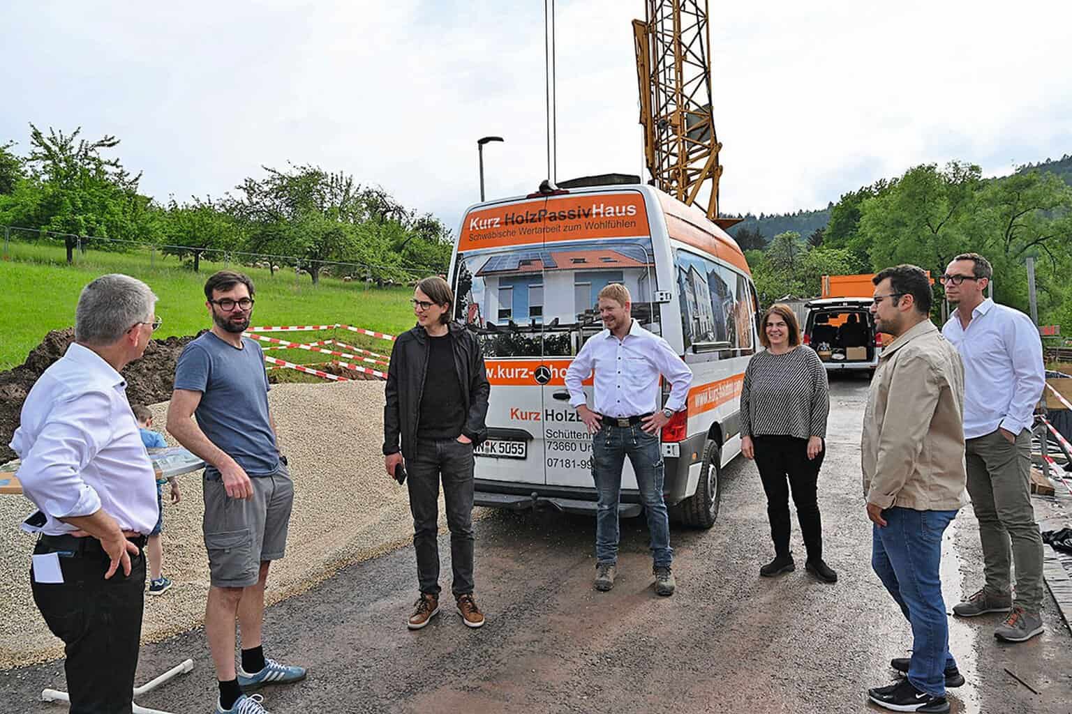 Bauherren im Gespräch: Was es beim Bauen so alles zu beachten gilt, erfahren die künftigen Winterbacher Hauseigentümer beim Baustellentermin von Holzbauunternehmer Jochen Kurz (links) persönlich. Bild: Achim Dathe für Kurz Holzbau im DHV 