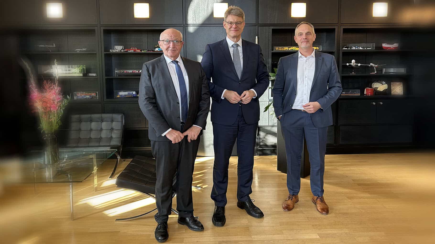 Die Bundesingenieurkammer zum Austausch bei Bundesverkehrsminister Patrick Schnieder (Mitte): Heinrich Bökamp, Präsident (links), und Martin Falenski, Hauptgeschäftsführer (rechts) © BIngK