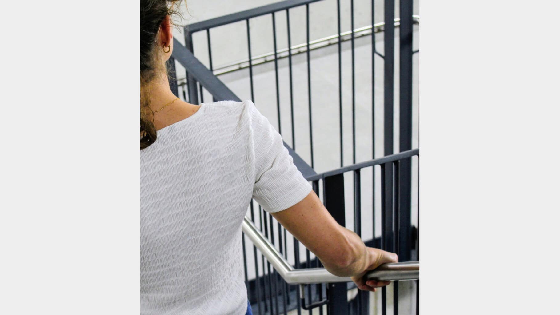 Barrierefreier Handlauf nach DIN 18040 mit (Stützfunktion auf Grund der Höhe und) Umgreifbarkeit mit unten angeordneten Befestigungen © TÜV SÜD