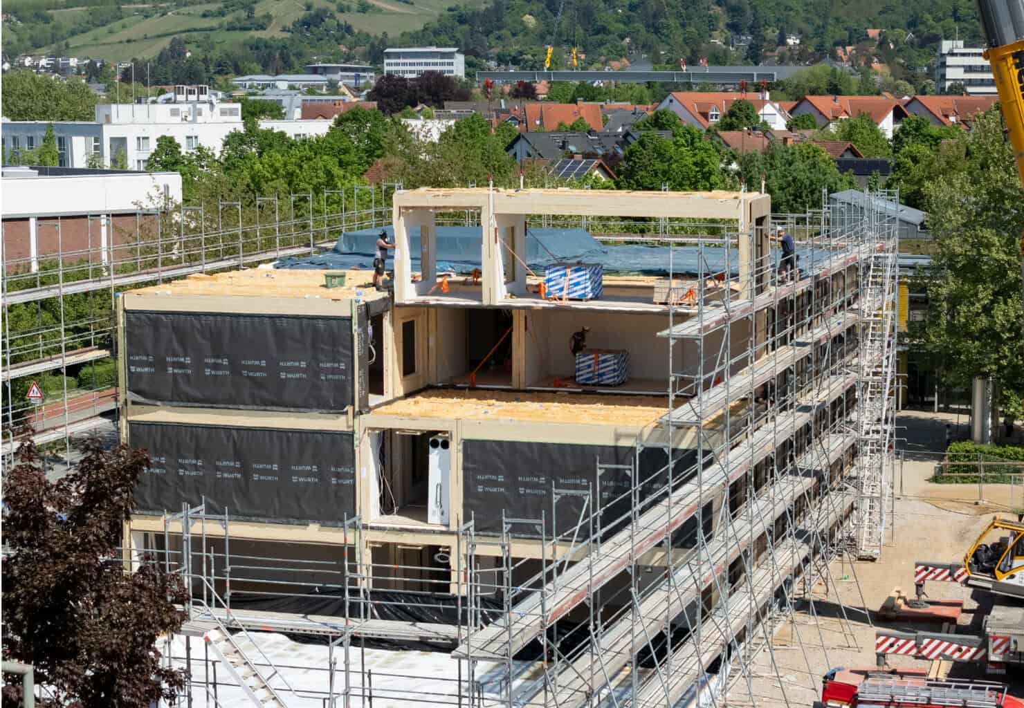 Bei dem Schulrohbau sind die einzelnen Module noch deutlich sichtbar, bevor sie zu einer tragfähigen, durchgängigen Gebäudehülle verbunden wurden. © Thomas Ott