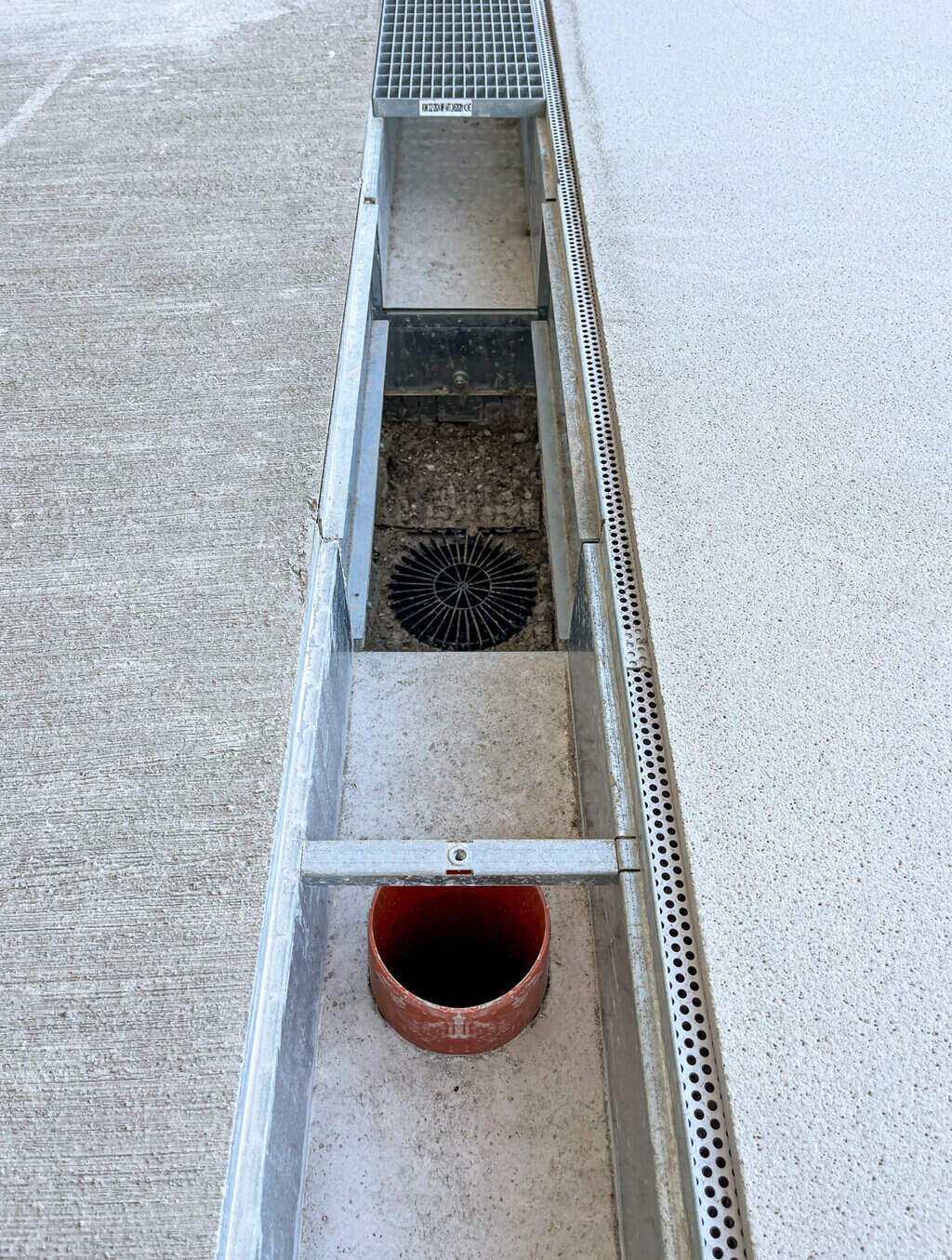 Beim Überschreiten des Wasserhöchststandes wird über oben offene senkrechte Rohrstutzen automatisch in ein separates Rohrsystem entwässert. © BG-Graspointner