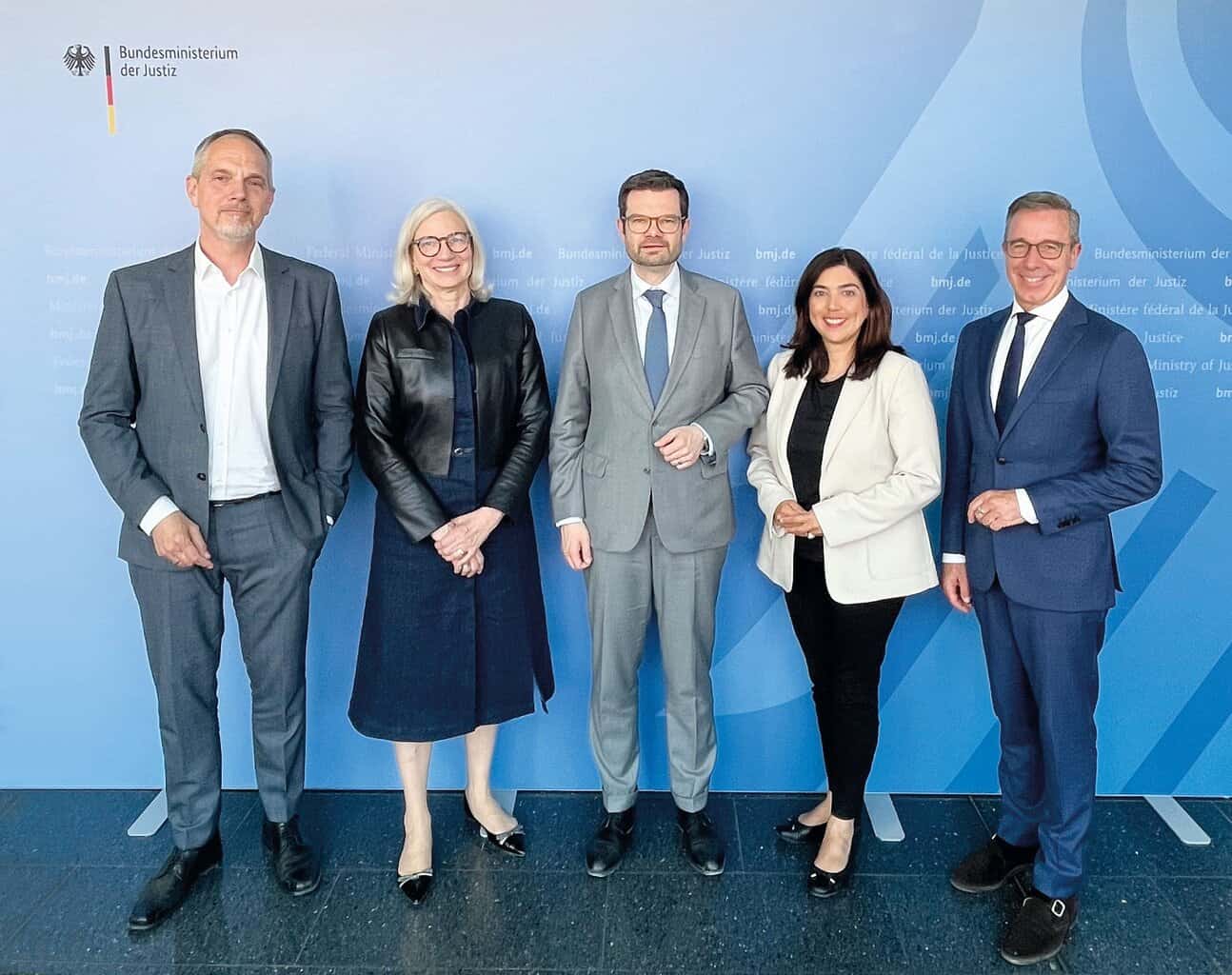 Gespräch zum Gebäudetyp-e (Einfach Bauen) am 17.05.2024 (v.l.n.r.): Martin Falenski, Hauptgeschäftsführer der Bundesingenieurkammer; Andrea Gebhard, Präsidentin der Bundesarchitektenkammer; Dr. Marco Buschmann, Bundesminister der Justiz; Aygül Özkan, Hauptgeschäftsführerin des ZIA Zentralen Immobilien Ausschusses; Dr. Tillman Prinz, M.A., Bundesgeschäftsführer der Bundesarchitektenkammer. © BIngK