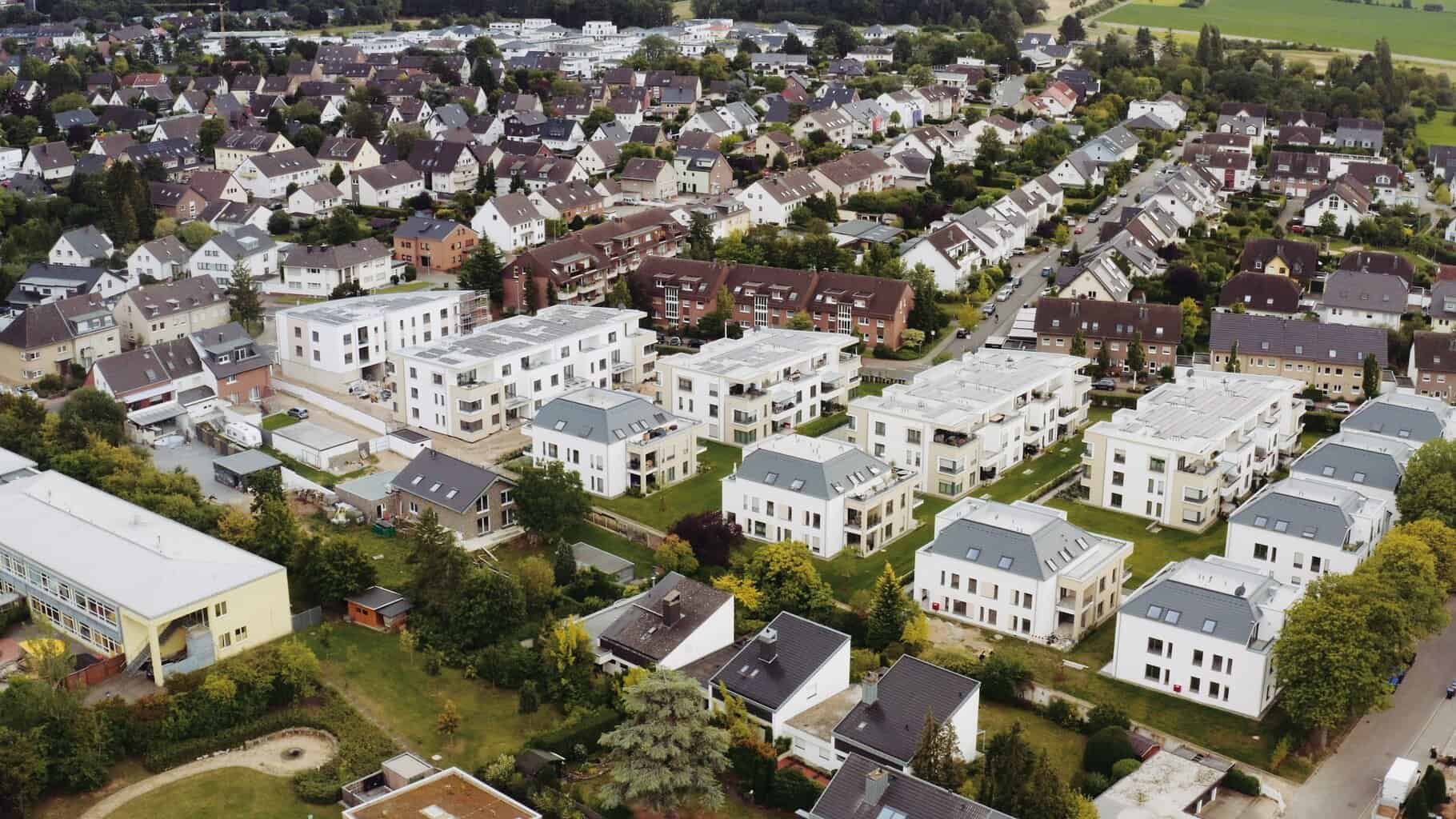 Wärmekonzept für ein Quartier mit 12 Mehrfamilienhäusern: über eine Ringleitung werden die fünf Wärmezentralen der Gebäude gemeinsam versorgt. © Stiebel Eltron