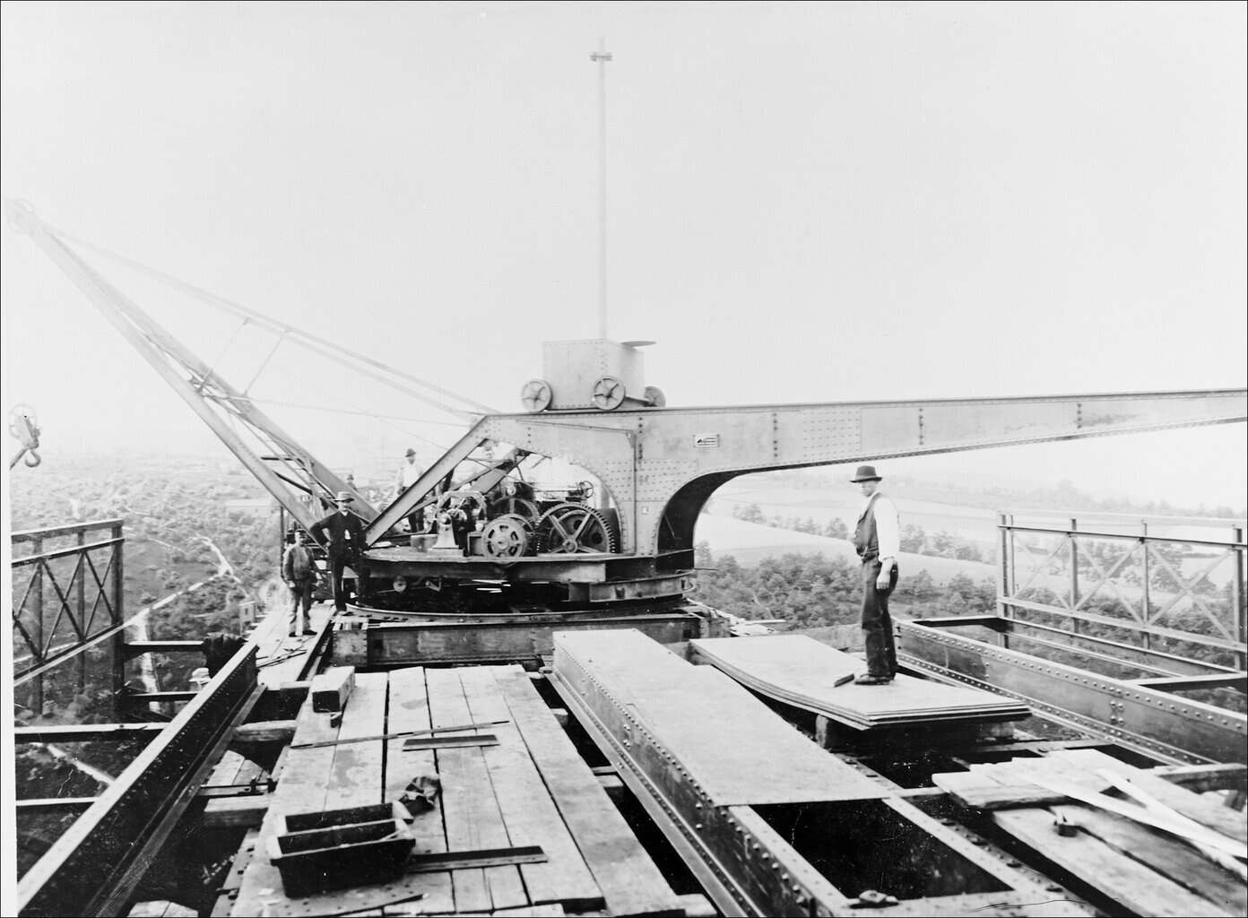 Bredtsche Drehkrane auf den auskragenden Hauptträgern. Ein bewegliches Kontergewicht konnte je nach Größe der Hakenlast ein- oder ausgefahren werden. © Historisches Archiv Everllence Augsburg, ehem. MAN Archiv
