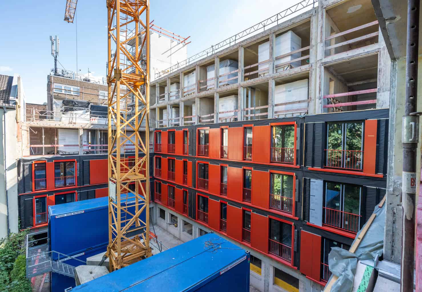Brüninghoff setzt die Aufstockung der einzelnen Gebäudeteile in Holzbauweise sowie die Vorhangfassade um. © Brüninghoff