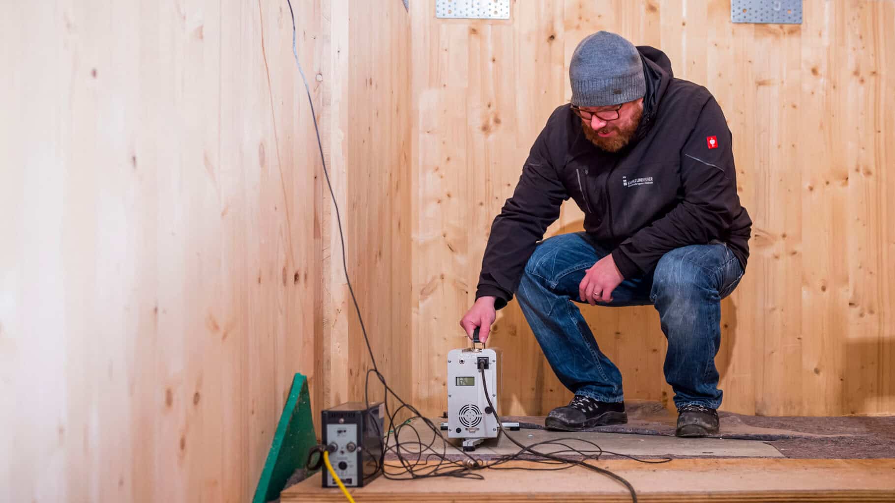 Da es in Deutschland bislang wenig Erfahrung und messbare Daten zum Schallschutz im Holzbau bzw. im Holzhybridbau gibt, hat Schöck den Einsatz von Tronsole zur Trittschalldämmung wissenschaftlich begleiten und prüfen lassen. © Schöck Bauteile GmbH