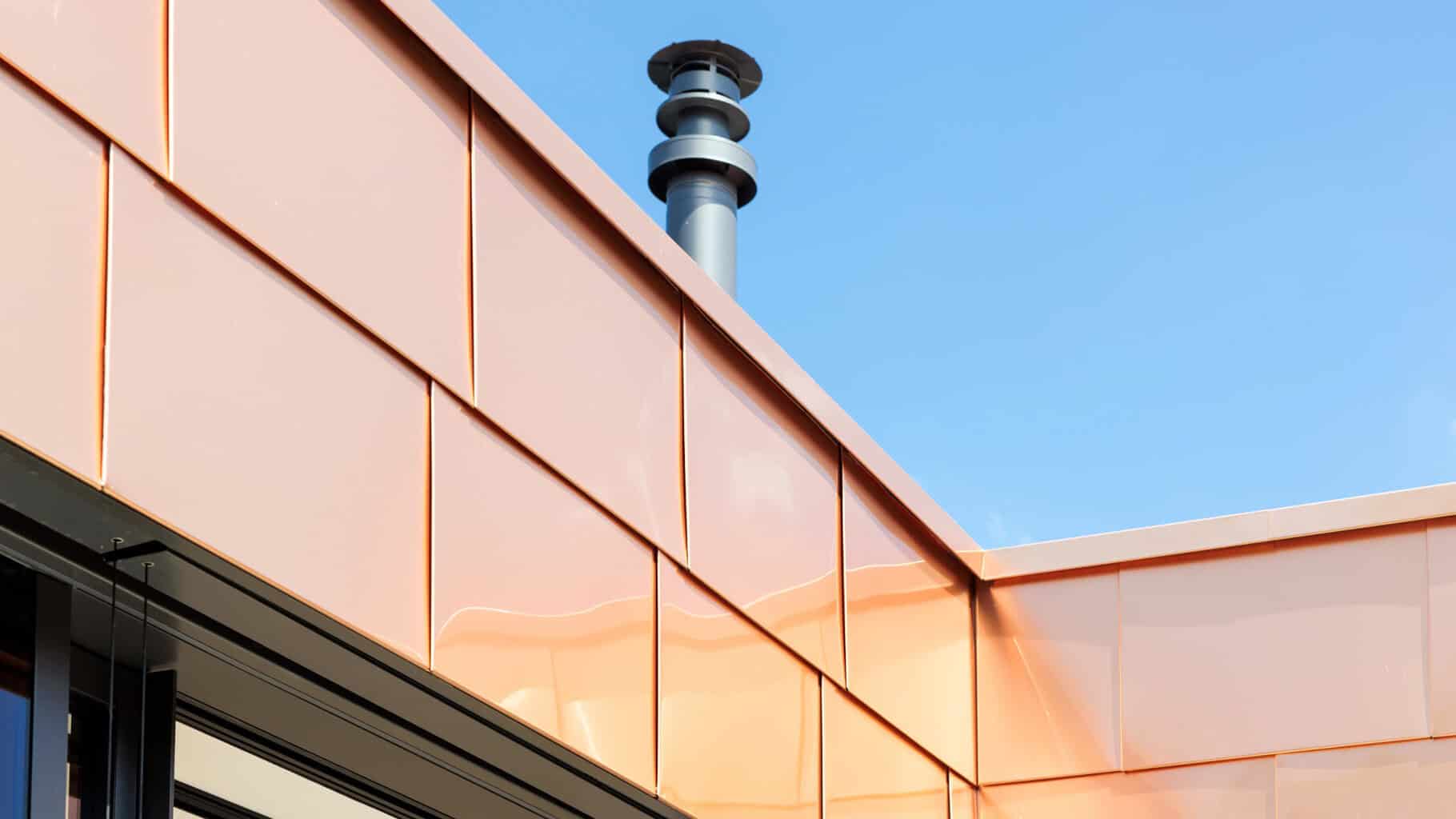 Damit die Kupferfassade ihre volle Wirkung entfalten kann, war höchste Akkuratesse bei der Verarbeitung gefragt – insbesondere bei den Anschlüssen. © Dirk Baumbach/Loro