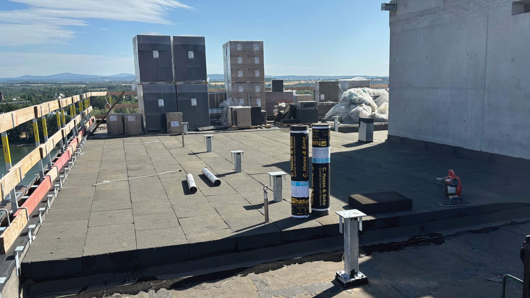 Dank einer Wärmeleitfähigkeit von 0,036 Watt pro Meter und Kelvin sowie vollständiger Nichtbrennbarkeit leistet Foamglas T3+ einen Beitrag zur Einhaltung der energetischen und brandschutztechnischen Anforderungen. © KOCH Bedachungen GmbH