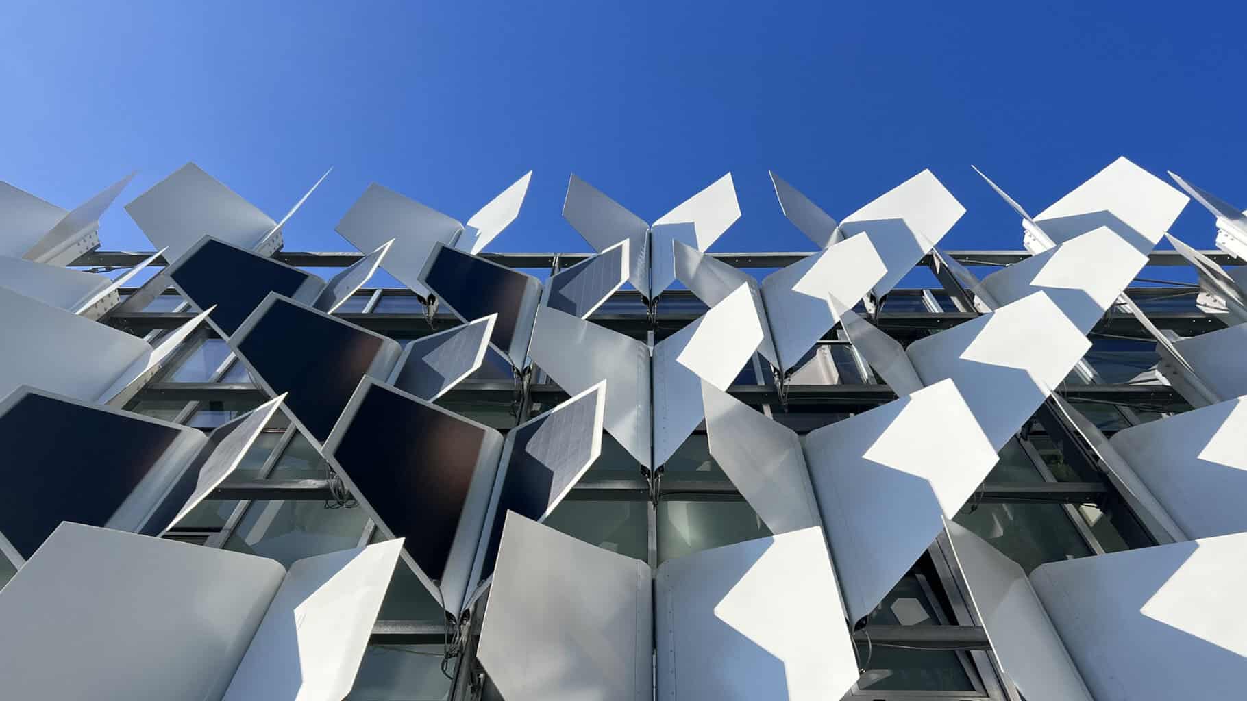 Im Zentrum des GRK „BioBuild“ stehen neue Komponenten für bioinspirierte reaktionsfähige Gebäudehüllen. Das Foto zeigt das von den Universitäten Stuttgart und Freiburg entwickelte System FlectoLine. © itke / ITFT / Universität Stuttgart