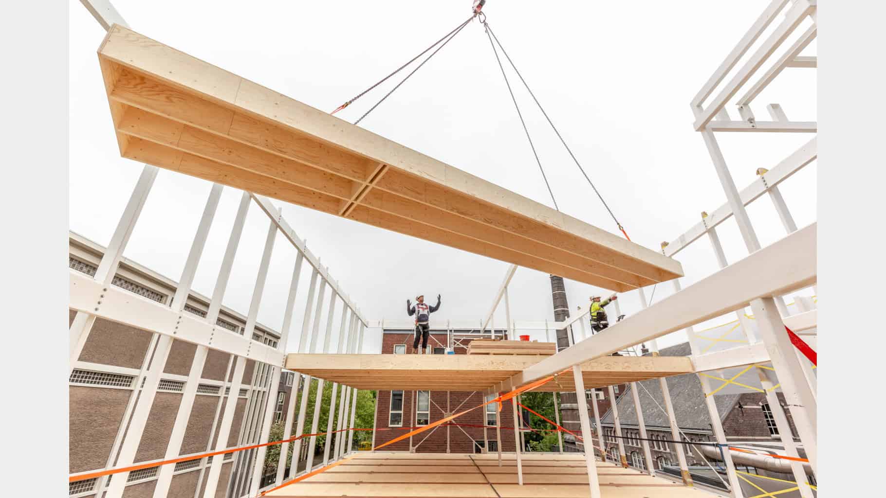 Das Furnierschichtholz Kerto LVL ist leicht und gleichzeitig fest und belastbar. Dies reduziert Material und erleichtert Transport, Montage und Demontage. © cepezed / Lucas van der Wee