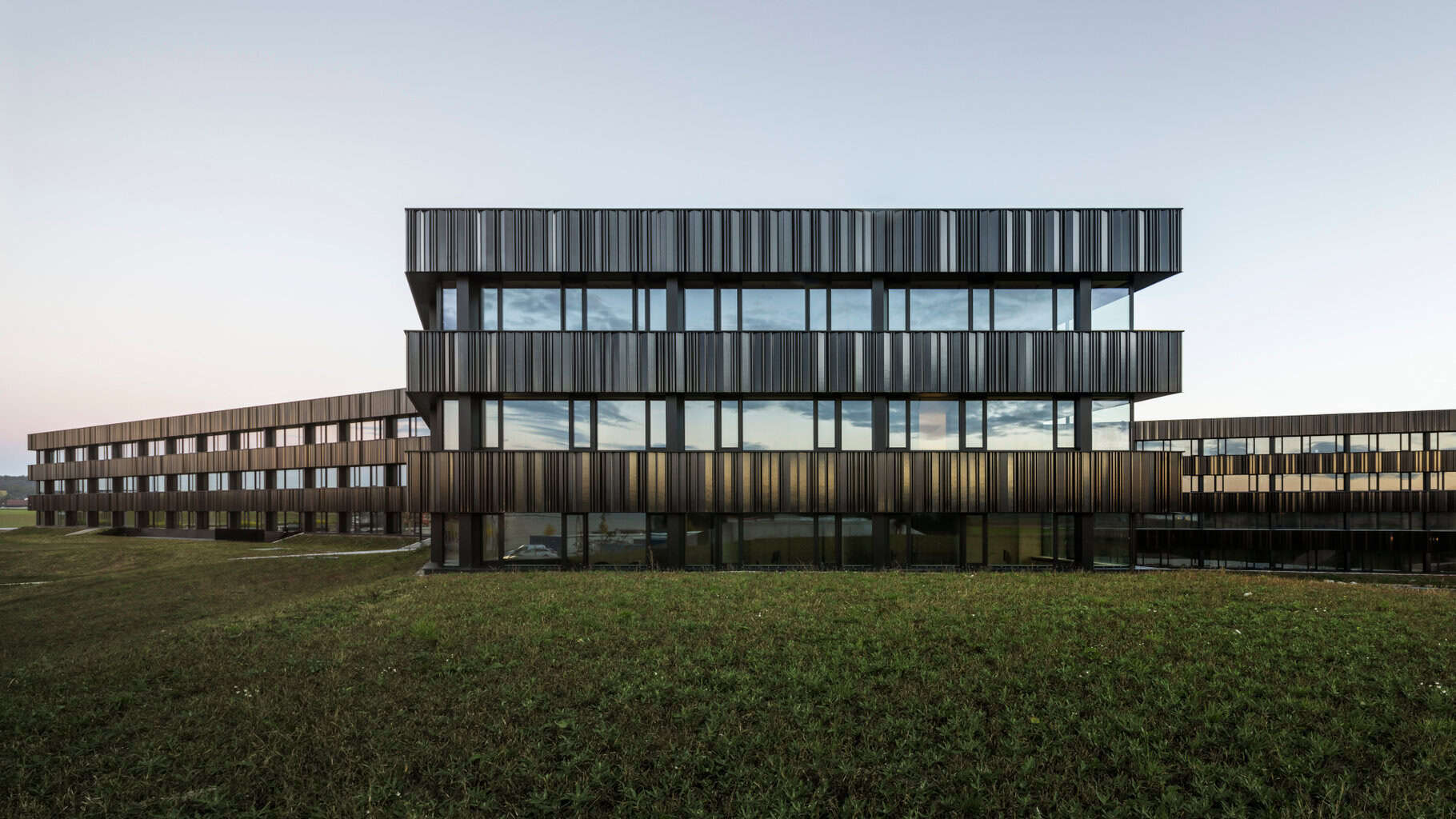 Das Gebäude bettet sich in die Naturlandschaft am Ortsrand von Essenbach ein. Aus der Luft zeigt sich die Form eines Schmetterlings mit mittig eingerückten Flügeln. © Henrik Schipper Photography